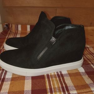 Black wedge madden girl sneakers